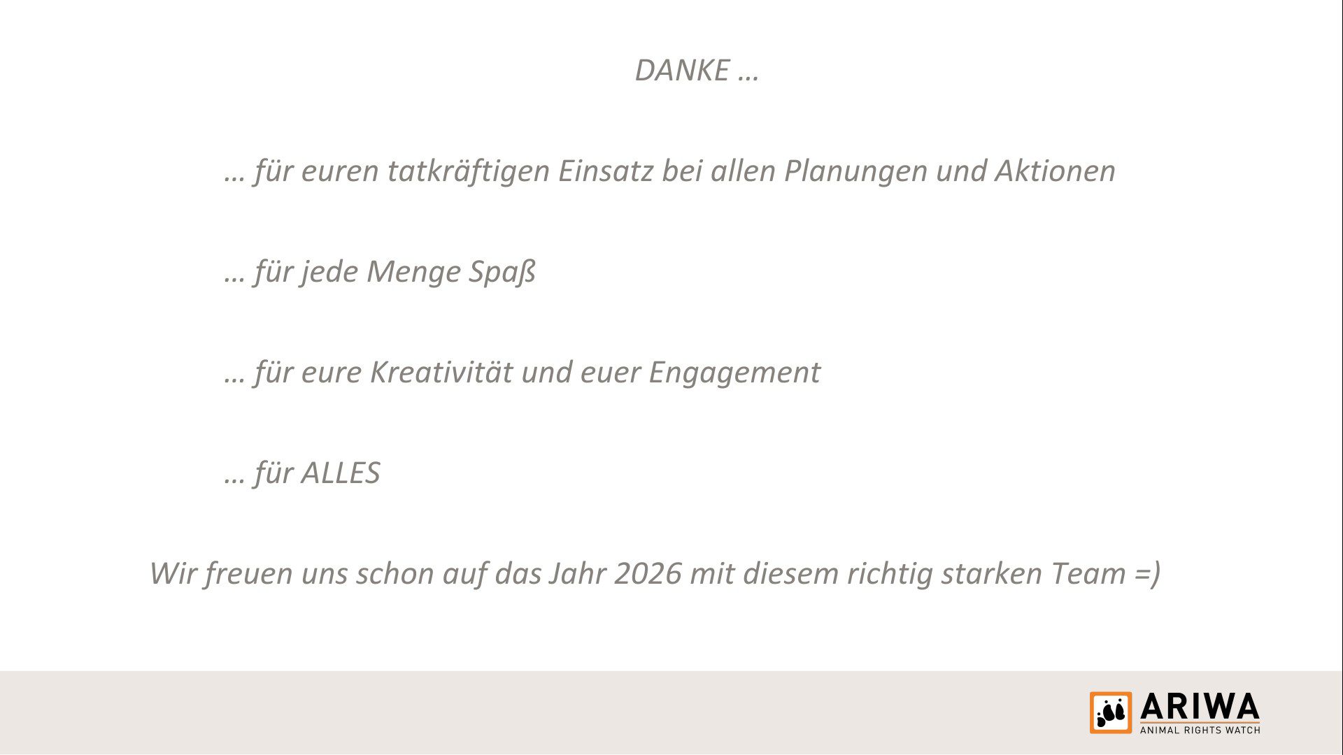 Abschlussfolie der Jahrespräsentation mit Text: „Danke … für euren tatkräftigen Einsatz bei allen Planungen und Aktionen … für jede Menge Spaß … für eure Kreativität und euer Engagement … für ALLES. Wir freuen uns schon auf das Jahr 2026 mit diesem richtig starken Team =)" ARIWA-Logo unten rechts.