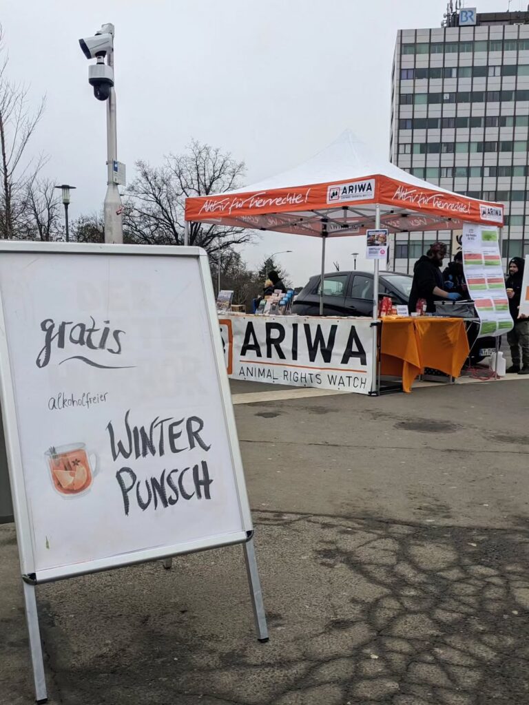 ARIWA-Informationsstand mit einem Aufsteller, der gratis alkoholfreien Winterpunsch anbietet