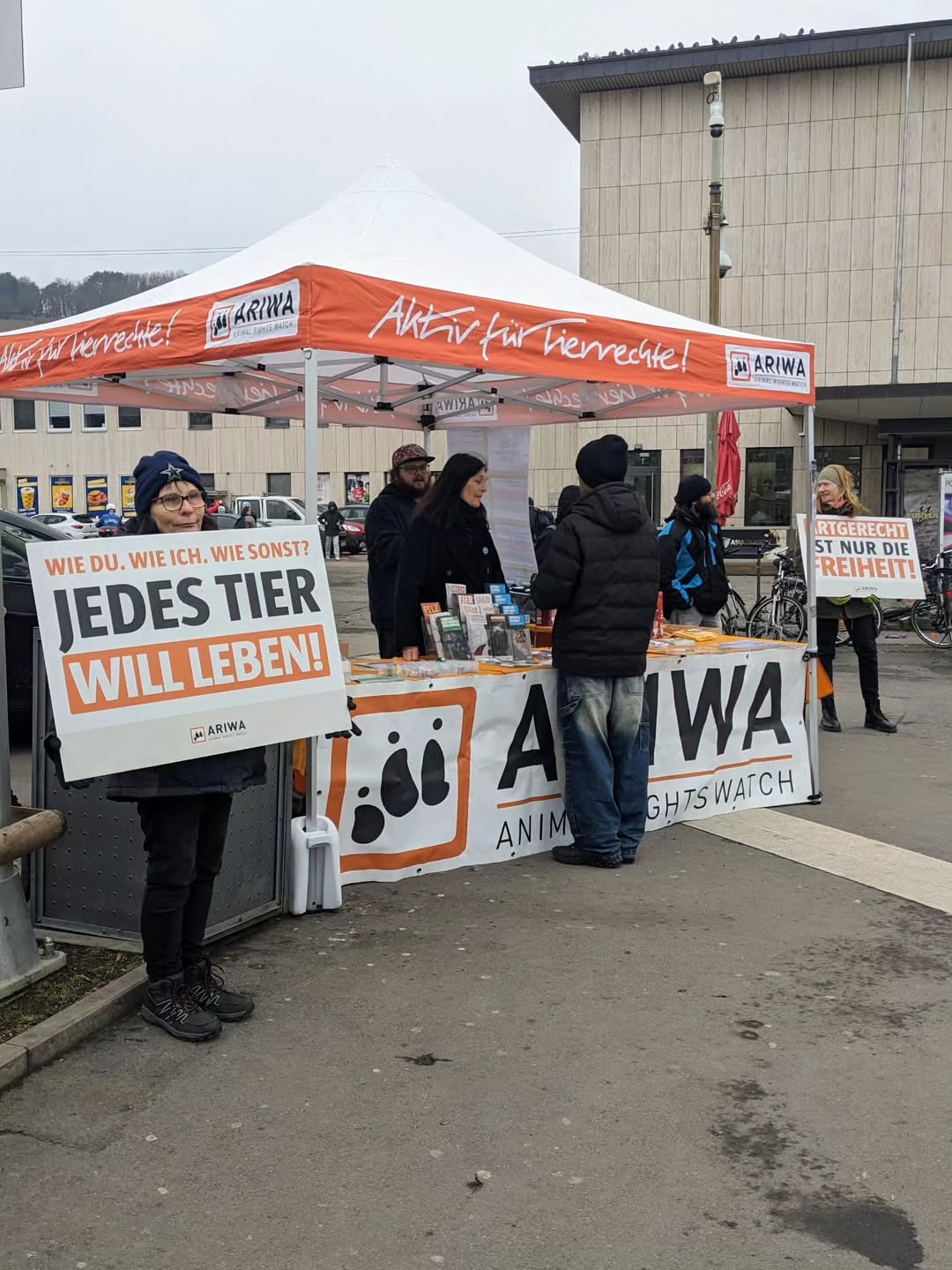 ARIWA-Infostand für Tierrechte mit Aktivisten und Schildern wie „Jedes Tier will leben!“